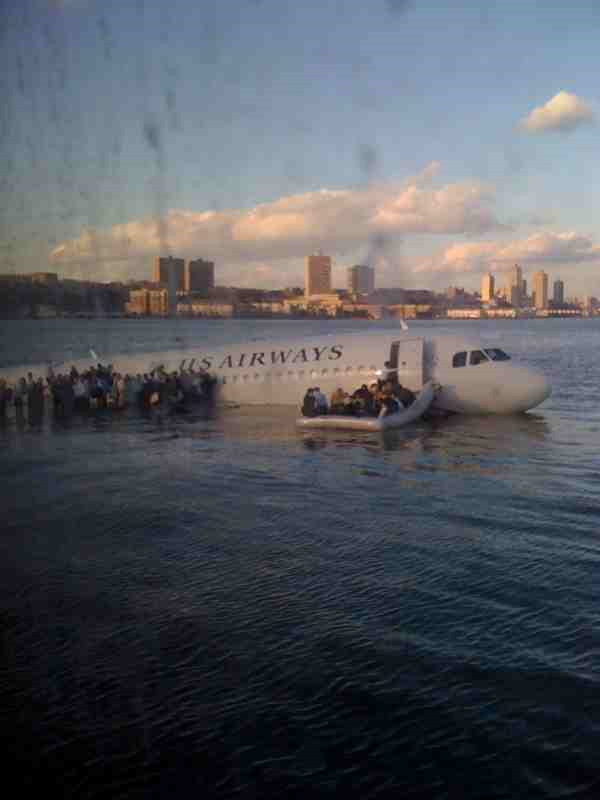Airplaine crashes in Hudson river